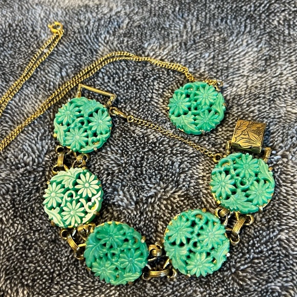VINTAGE CELEBRITY FAUX JADE NECKLACE AND BRACELET SET